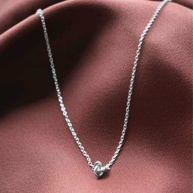 Le knot drop necklace rodium från Drakenberg Sjölin