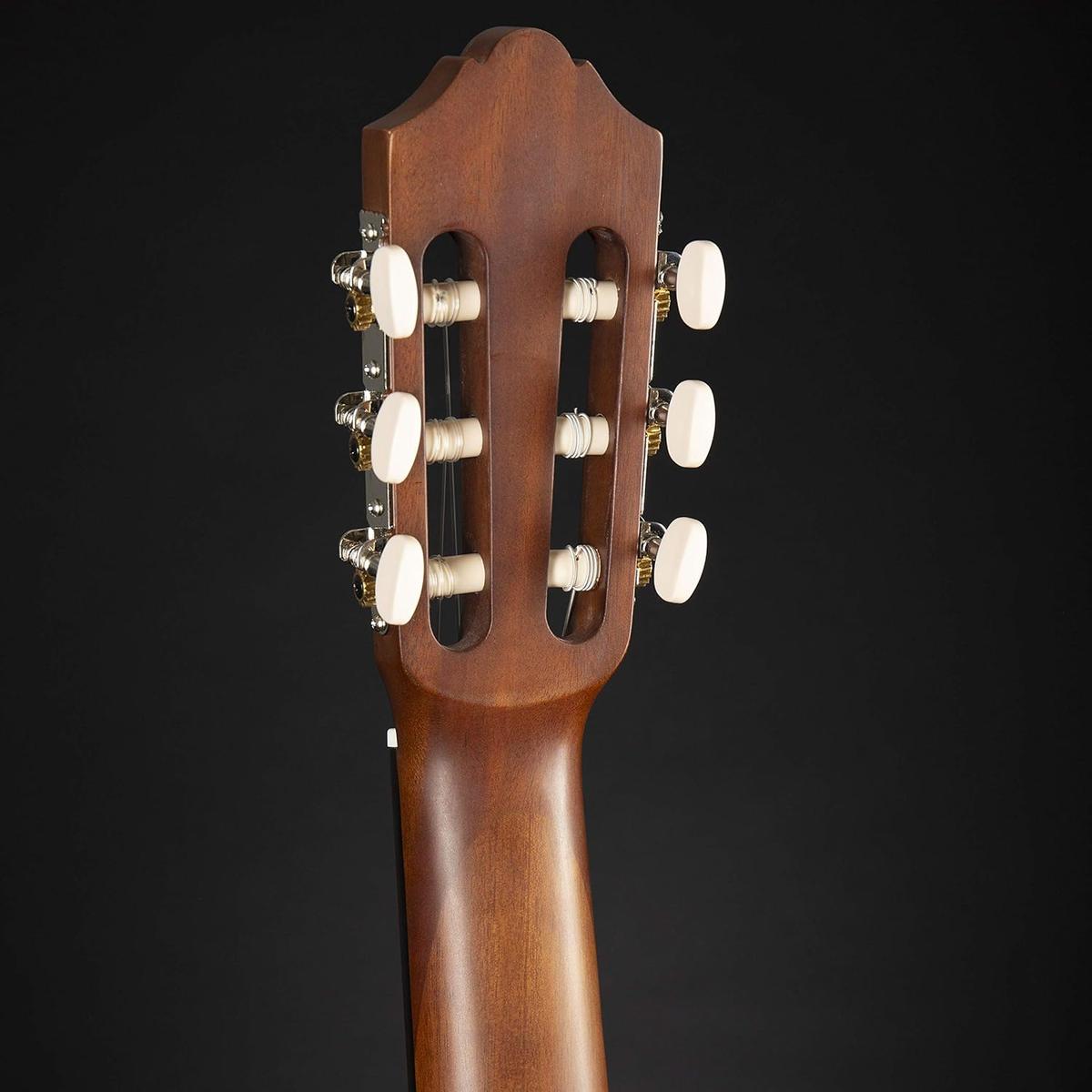 Yamaha C40II - Klassisk gitarr med nylonsträngar