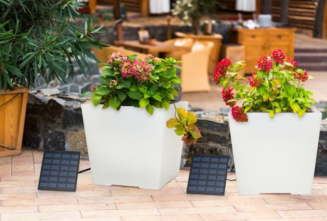 Blomkruka med LED och Självbevattningssystem